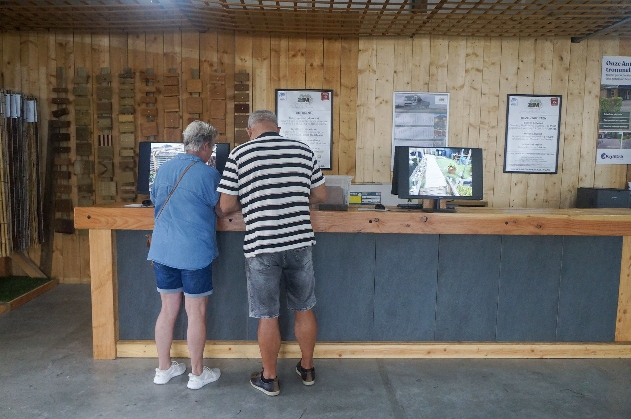 Klanten in de winkel van Onlinebetonstenen.nl